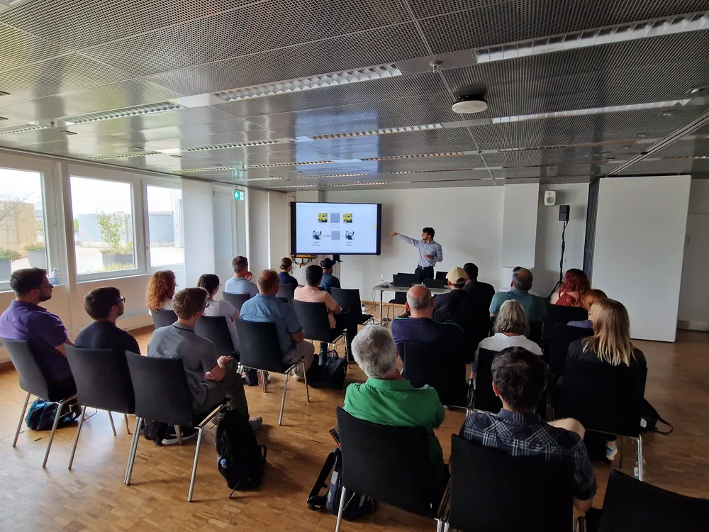 Marius Bleif leading an AI workshop for a seminar audience