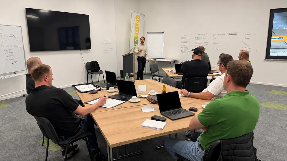 Marius Bleif presenting to a professional group